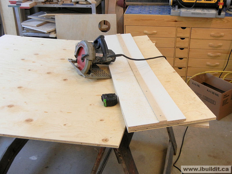 saw board makes straight cuts using a circular saw