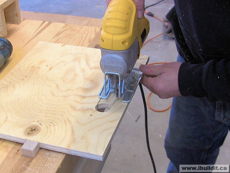 finish the handle cut with the jigsaw