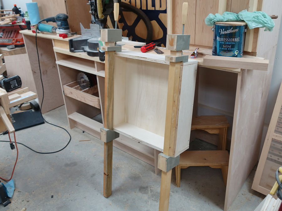 putting drawers together with biscuits