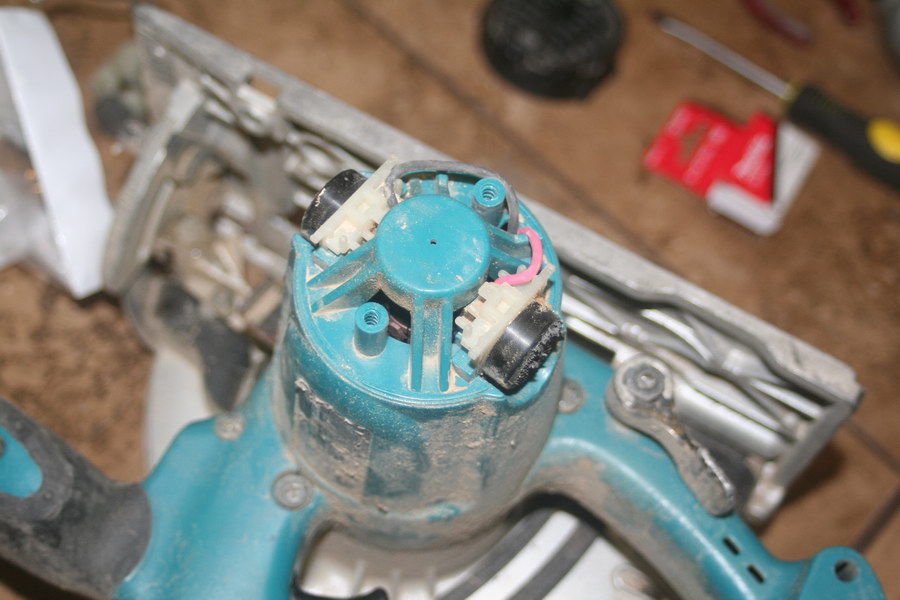 How to repair a burnt out makita cordless circular saw. Replace brushes.