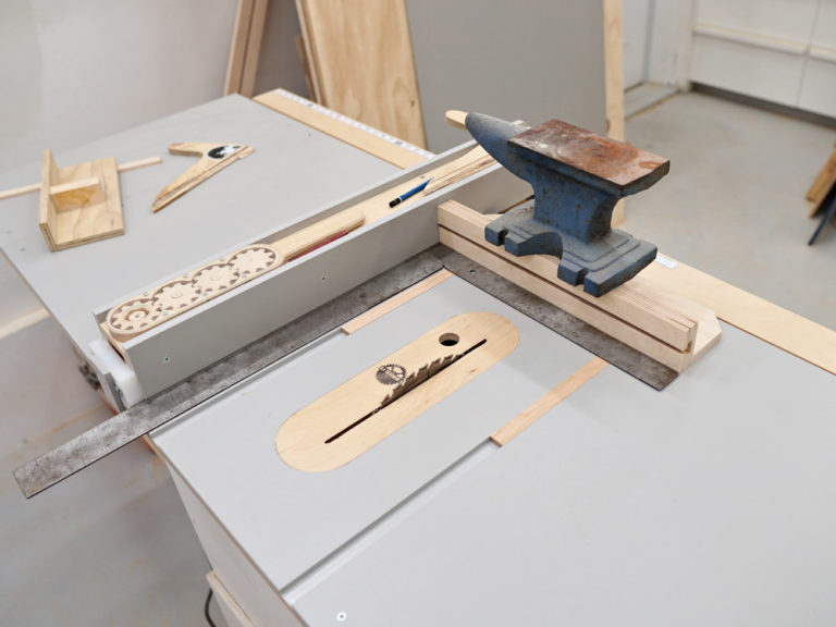 Making A Mini Table Saw Sled - Deluxe Version - IBUILDIT.CA